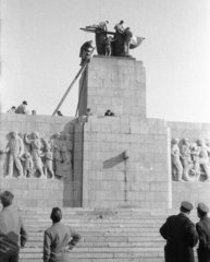 Magyarország, Budapest XIV., Ötvenhatosok tere (Sztálin tér), a Sztálin szobor maradványa., 1956, Juricza Tibor, zászló, forradalom, szobor, jelképrombolás, Sztálin ábrázolás, Budapest, Fortepan #23704