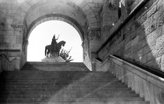 Hungary, Halászbástya, Budapest I., Szent István szobra (Stróbl Alajos, 1906.) a Schulek lépcsőről nézve., 1958, Pálfi Balázs, Frigyes Schulek-design, horse sculpture, Saint Stephen I-portrayal, Budapest, Fortepan #23719