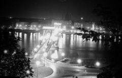 Magyarország, Budapest I., Clark Ádám tér, Széchenyi Lánchíd., 1956, Pálfi Balázs, éjszaka, Duna, díszkivilágítás, Budapest, függőhíd, William Tierney Clark-terv, Fortepan #23739