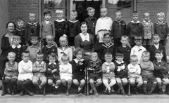 1920, Kővári Brigitta, school, yard, class photo, tableau, women, kids, teacher, Fortepan #23789