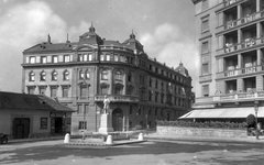 Magyarország, Budapest II., Keleti Károly utca - Fényes Elek utca sarok. Nepomuki Szent János szobra a 40-es évek végén eltűnt, mára új szobrot állítottak a helyén., 1930, Jurányi Attila, zászló, szobor, sör, kávéház, bőr, Budapest, Nepomuki Szent János-ábrázolás, Fortepan #23819