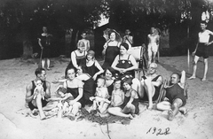 1928, Fődi Gábor, strand, szabadidő, fürdőruha, napernyő, csoportkép, nők, férfiak, nyár, gyerekek, fürdősapka, nyugágy, homok, Fortepan #23827