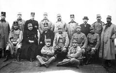 1916, Nagy Sándor, első világháború, egyenruha, csoportkép, férfiak, fegyver, kitüntetés, kard, ülés keresztbe tett lábakkal, karba tett kéz, Fortepan #23840