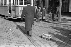 Magyarország, Budapest XI., Móricz Zsigmond körtér a Váli utca sarkánál., 1955, Pálfi Balázs, életkép, villamos, tréfálkozás, aktatáska, Budapest, kutyasétáltatás, Fortepan #23846