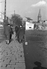 Magyarország, Budapest XI., Fehérvári út az Október huszonharmadika (Schönherz Zoltán) utca felé nézve. Háttérben a Kelenföldi református templom tornya látható., 1955, Pálfi Balázs, Budapest, tréfálkozás, Fortepan #23848