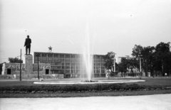 Magyarország, Városliget, Budapest XIV.,Budapest VI., szemben az Ötvenhatosok tere (Sztálin tér), Sztálin szobor, háttérben a MÉMOSZ (Magyarországi Építőipari Munkások Országos Szövetsége) székháza., 1955, Pálfi Balázs, szobor, vörös csillag, középület, Sztálin ábrázolás, Budapest, Szrogh György-terv, Gádoros Lajos-terv, Perényi Imre-terv, Preisich Gábor-terv, szökőkút, Fortepan #23857