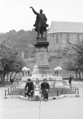 Magyarország, Miskolc, Erzsébet (Szabadság) tér, Kossuth szobor. Háttérben a református templom az Avas oldalában., 1955, Pálfi Balázs, szobor, emlékmű, tér, talapzat, Kossuth Lajos-ábrázolás, Kiss István-terv, Róna József-terv, Fortepan #23866