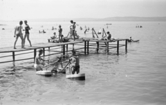 Magyarország, Balatonföldvár, Balaton-part., 1957, Pálfi Balázs, gumimatrac, vízibicikli, stég, Balaton, Fortepan #23914