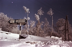 Hungary, Galyatető, Mátraszentimre, Mátrai út, háttérben középen a Magyarok Nagyasszonya ("Kodály") templom tornya., 1947, Hegedűs Judit, winter, colorful, road signs, Fortepan #23942