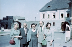 Magyarország, budai Vár, Budapest I., Bécsi kapu tér, balról a második Cserépfalvi Imre könyvkiadó., 1961, Hegedűs Judit, színes, csoportkép, nők, férfiak, retikül, kézitáska, szemetes, Budapest, Fortepan #23944