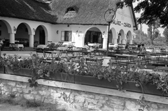 Hungary,Lake Balaton, Keszthely, Halászcsárda., 1958, Hegedűs Judit, thatch roof, garden furniture, archway, Fortepan #23954