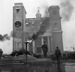 Hungary, Vác, Schuszter Konstantin (Konstantin) tér, Nagyboldogasszony-székesegyház., 1969, Urbán Tamás, church, monument, festive, Kalashnikov, weapon, Red Star, guard, guard of honour, Isidore Canevale-design, Fortepan #23983