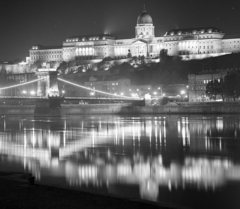 Magyarország, Budapest, kilátás a pesti alsó rakpartról, díszkivilágításban a Széchenyi Lánchíd és a Budavári Palota (korábban Királyi Palota)., 1974, Urbán Tamás, éjszaka, Duna, díszkivilágítás, függőhíd, William Tierney Clark-terv, víztükör, Fortepan #23984