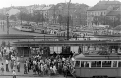 Magyarország, Budapest II., Széll Kálmán (Moszkva) tér., 1967, Urbán Tamás, forgalom, autóbusz, tömeg, felirat, óra, villamos, villamosmegálló, utas, Ganz-márka, Ganz UV, járdasziget, BKVT V-típus, neon felirat, Budapest, FVV-szervezet, Fortepan #23998