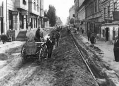 Magyarország, Szeged, Vidra utca., 1935, Fődi Gábor, cégtábla, ló, szekér, lovaskocsi, építkezés, utcakép, életkép, talicska, szíjgyártó, szűcs, Fortepan #24020