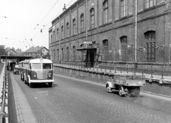 Hungary, Budapest VIII.,Budapest IX., Könyves Kálmán körút a Kőbányai út felől nézve., 1958, Farnadi Zsolt, railway, bridge, Hungarian brand, commercial vehicle, Ikarus-brand, trailer, trolley bus, number plate, Framo-brand, TEFU-organisation, serial number, Budapest, Fortepan #24045