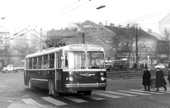 Magyarország, Budapest XIII., a Csanády utcából a Ferdinánd (Élmunkás) hídra hajt föl a troli., 1966, Farnadi Zsolt, közlekedés, cégtábla, Trabant-márka, szovjet gyártmány, magyar gyártmány, teherautó, utcakép, életkép, gyalogátkelő, Csepel-márka, trolibusz, kosár, ZIU-márka, ZIU-5, Csepel D450, Budapest, tömegközlekedés, Fortepan #24053