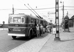 Magyarország, Budapest VIII., Hungária körút a Salgótarjáni utcai kereszteződésnél, balra az út túloldalán, az MTK pálya látszik., 1962, Farnadi Zsolt, felirat, magyar gyártmány, Ikarus-márka, pótkocsi, telefon, trolibusz, Ikarus 60T, ÁMG-márka, Budapest, Fortepan #24056