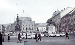 Magyarország, Pécs, Széchenyi tér., 1974, Majercsik Tamás, színes, városkép, Fiat 850, lovas szobor, Fiat 500, Hunyadi János-ábrázolás, gyalogátkelő, Fortepan #24071