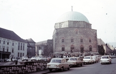 Magyarország, Pécs, Széchenyi tér, Gázi Kászim pasa dzsámija/ Belvárosi templom., 1974, Majercsik Tamás, műemlék, épített örökség, templom, színes, szovjet gyártmány, Lada-márka, Dacia-márka, olasz gyártmány, francia gyártmány, automobil, rendszám, Fortepan #24072