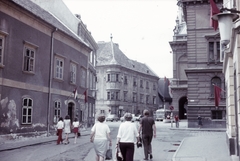 Magyarország, Sopron, az Új utca és a Szent György utca találkozásától a Fő (Beloiannisz) tér felé nézve. Szemben középen a Storno-ház, ettől jobbra a Városháza (később Polgármesteri Hivatal) és a Tűztorony egy kis része is látszódik., 1974, Majercsik Tamás, színes, Fortepan #24083