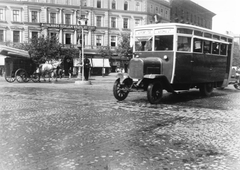 Magyarország, Budapest VI., Oktogon, a busz a Városliget felől érkezik., 1927, Somlai Tibor, forgalom, autóbusz, cégtábla, utcakép, életkép, jelzőlámpa, rendőr, fogat, kockakő, csomagpostás, Budapest, Fortepan #24112