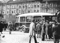 Magyarország, Budapest V.,Budapest VI., Nyugati (Berlini) tér lipótvárosi házai, előtérben a Budapest-Újpesti Személyszállítási Rt. (BUSZ Rt.) autóbusza., 1919, Somlai Tibor, autóbusz, járókelő, Budapest, Fortepan #24119