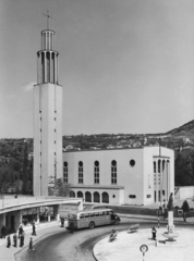 Magyarország, Budapest II., Pasaréti tér, Páduai Szent Antal-templom., 1940, Somlai Tibor, templom, autóbusz, szobor, utcakép, MÁVAG-márka, buszmegálló, MÁVAG N26/36, Budapest, Rimanóczy Gyula-terv, Fortepan #24126