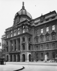 Magyarország, Budapest V., Egyetem tér, a Pázmány Péter Tudományegyetem épülete (később ELTE Állam- és Jogtudományi Kar)., 1940, Somlai Tibor, utcabútor, plakát, utcakép, bódé, hirdetőoszlop, egyetem, buszmegálló, pad, Modiano, Budapest, Fortepan #24139