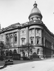 Magyarország, Budapest V., Ferenciek tere - Reáltanoda utca sarok, Egyetemi Könyvtár., 1930, Somlai Tibor, plakát, amerikai gyártmány, utcakép, hirdetőoszlop, egyetem, nyilvános WC, automobil, könyvtár, Nash-márka, Budapest, Szkalnitzky Antal-terv, Fortepan #24141