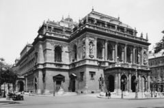 Magyarország, Budapest VI., Andrássy út, a Magyar Állami Operaház épülete (Ybl Miklós, 1884.)., 1930, Somlai Tibor, utcakép, taxi, Ybl Miklós-terv, lámpaoszlop, automobil, taxiállomás, MÁG-márka, MÁG Magotax, opera, Budapest, operaház, Fortepan #24144