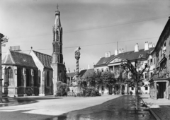 Hungary, Sopron, Fő (Ferenc József) tér, bencés templom (Kecske templom), előtte a Szentháromság-szobor. Jobbra a Vármegyeháza (később Járási Hivatal)., 1932, Somlai Tibor, church, sculpture, street view, Fortepan #24193