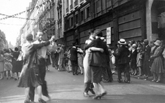 Franciaország, Párizs, utcabál a július 14-i francia nemzeti ünnepen. A fényképen a rue de l'Ancienne Comédie., 1930, SZF, divat, kalap, cigaretta, dohányzás, tánc, utcakép, életkép, girardi, bemozdulás, Fortepan #24223