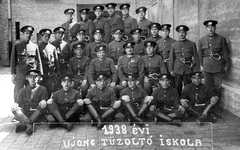 Magyarország, Budapest IX., Tűzoltó iskola újoncainak csoportképe 1938-ból., 1938, Pikola Zsuzsa, iskola, csoportkép, tűzoltóság, karabiner, Budapest, ülés keresztbe tett lábakkal, Fortepan #24232