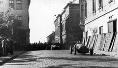 Magyarország, Székesfehérvár, Országzászló (Ságvári Endre) tér a Dr. Koch László utca felé nézve, jobbra a Vörösmarty Színház., 1954, Négyesi Pál, sport, magyar gyártmány, BMW-márka, autóverseny, versenyautó, Bugatti-márka, Wimmer András, Fortepan #24255