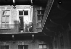 Hungary, Budapest VIII., Festetics utca 2. "Nyolcház" - vasutaskolónia., 1958, Szánthó Zoltán, Budapest, man and woman, sunshine, courtyard balcony, Fortepan #24262