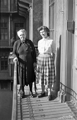 Hungary, Budapest VIII., Festetics utca 2. "Nyolcház"-vasutaskolónia., 1958, Szánthó Zoltán, Budapest, women, courtyard balcony, Fortepan #24263