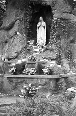 Hungary, Újszeged, Szeged, Torontál tér, Lourdes-i Mária barlang., 1958, Szánthó Zoltán, sculpture, cave, Virgin Mary-portrayal, Fortepan #24272