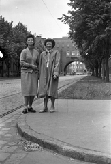 Hungary, Szeged, Boldogasszony sugárút (Április 4. útja) a Liliom utcai kereszteződésnél, háttérben a Hősök kapuja., 1958, Szánthó Zoltán, gate, Neoclassical architecture, Móric Pogány-design, Fortepan #24276