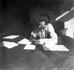 Hungary, Budapest VIII., Eötvös Loránd Tudományegyetem Bölcsészettudományi Kar, Görög Tanszék., 1958, Szepessy Tibor, Budapest, photo aspect ratio: square, man, sunshine, writing, Fortepan #24297