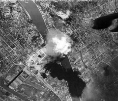 Magyarország, Budapest, légifotó a Csepeli Szabadkikötő bombázásáról. A felvétel 1944. szeptember 17-én készült., 1944, National Archives, bombázás, légi felvétel, második világháború, USAAF, Budapest, Fortepan #24301