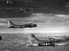 Magyarország, B-17 Flying Fortress bombázógépek a szobi vasúti híd bombázása után. A felvétel 1944. szeptember 20-án készült., 1944, National Archives, amerikai gyártmány, bombázás, repülőgép, második világháború, USAAF, Boeing-márka, Boeing B 17 Flying Fortress, Fortepan #24303