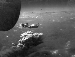 Magyarország, Budapest, B-24 Liberator bombázógép a Csepel sziget fölött., 1944, National Archives, amerikai gyártmány, bombázás, légi felvétel, repülőgép, második világháború, USAAF, Consolidated-márka, Consolidated B-24 Liberator, Fortepan #24310