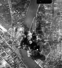 Magyarország, Budapest, az Összekötő vasúti híd bombázása. A felvétel 1944. szeptember 5-én készült., 1944, National Archives, vasút, híd, bombázás, légi felvétel, második világháború, USAAF, Budapest, Fortepan #24316