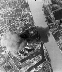 Hungary, Budapest, légifotó a Csepeli Szabadkikötő bombázásáról. A felvétel 1944. július 14-én készült., 1944, National Archives, bombing, aerial photo, second World War, Budapest, Fortepan #24319