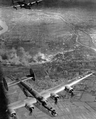 Hungary, a Dunai Repülőgépgyárat és a gyári repülőteret (a mai Tököli repülőtér) bombázó B-24 Liberátorok a Csepel-sziget fölött., 1944, National Archives, transport, american brand, bombing, airplane, second World War, airport, Consolidated-brand, Fortepan #24322