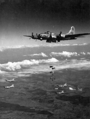 Hungary, B-17 Flying Fortress bombázógépek a szobi vasúti híd bombázásakor. A felvétel 1944. szeptember 20-án készült., 1944, National Archives, american brand, bombing, airplane, second World War, Boeing-brand, Fortepan #24323