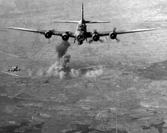 Hungary, Debrecen, a város amerikai bombázása. A felvétel 1944. szeptember 21-én készült., 1944, National Archives, american brand, bombing, second World War, Boeing-brand, Fortepan #24325