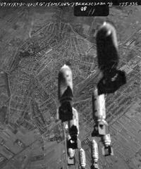 Magyarország, Békéscsaba, a város bombázása.A felvétel 1944. szeptember 21-én készült., 1944, National Archives, bombázás, légi felvétel, második világháború, látkép, USAAF, bomba, Fortepan #24337