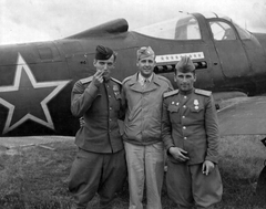 Ukraine, Poltava, Amerikai és orosz pilóták egy P-39Q Airacobra vadászgép előtt., 1944, National Archives, eastern front, uniform, american brand, pilot, bombing, fighter plane, second World War, Red Army, medal, Red Star, Soviet soldier, Bell-brand, insignia, American soldier, arms around waist, Fortepan #24352